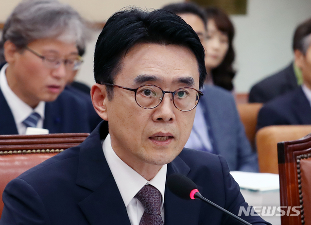 【서울=뉴시스】김명원 기자 = 4일 오후 서울 여의도 국회 법제사법위원회에서 열린 법제처 국정감사에서 이강섭 법제처차장이 주광덕 자유한국당 의원의 질의에 답변 하고있다. 2019.10.04.&nbsp; kmx1105@newsis.com