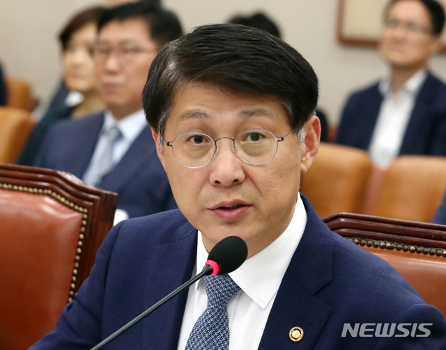 【서울=뉴시스】김명원 기자 = 지난해 10월4일 오후 서울 여의도 국회 법제사법위원회에서 열린 법제처 국정감사에서 김형연 법제처장이 의원들의 질의에 답변하고 있다. 2019.10.04. kmx1105@newsis.com
