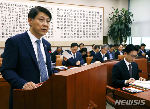 【서울=뉴시스】김명원 기자 = 4일 오후 서울 여의도 국회 법제사법위원회에서 열린 법제처 국정감사에서 김형연 법제처장이 업무보고를 하고 있다. 2019.10.04.&nbsp; kmx1105@newsis.com 