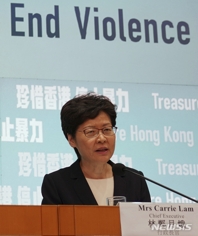 【홍콩=AP/뉴시스】캐리 람 홍콩 행정장관이 4일(현지시간) 긴급기자회견을 하고 있다. 람 장관은 오는 5일 오전 0시를 기해 불법·합법을 막론하고 집회 중 신분 식별을 제한할 수 있는 복면(mask·蒙面) 착용을 금지하는 내용의 '긴급정황규례조례(긴급법)'을 발동했다. 이에 따라 경찰은 복면을 쓴 시민들에게 복면을 벗을 것을 요구할 수 있으며 불응할 경우 1년 이하의 징역과 2만5000홍콩달러(약 380만 원)의 벌금을 부과할 수 있다. 긴급법은 영국 식민통치 시절인 1922년 제정된 법으로, 1967년 노동자 파업사태 때 발동된 이후 지금까지 한 번도 발동된 적이 없어 이번 발동은 무려 52년 만이다. 2019.10.04.