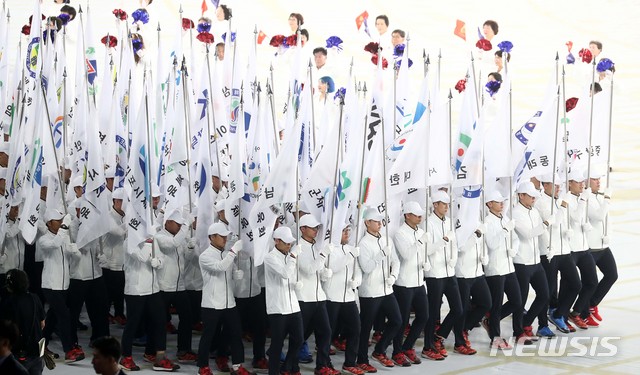 【서울=뉴시스】이영환 기자 = 4일 오후 서울 송파구 잠실 종합운동장 올림픽 주경기장에서 열린 제100회 전국체육대회 개회식에서 기수단이 입장하고 있다. 2019.10.04.&nbsp; 20hwan@newsis.com