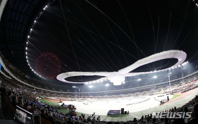 【서울=뉴시스】이영환 기자 = 4일 오후 서울 송파구 잠실 종합운동장 올림픽 주경기장에서 열린 제100회 전국체육대회 개회식에서 박양우 문화체육관광부 장관이 개회선언을 하자 불꽃이 터지고 있다. 2019.10.04.&nbsp; 20hwan@newsis.com