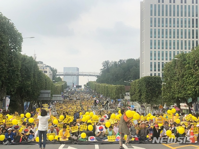 【서울=뉴시스】최서진 수습기자 = 사법적폐청산 범국민시민연대(범국민시민연대)가 5일 오후 서울 서초구 서울중앙지검 인근에서 '제8차 사법적폐 청산을 위한 검찰개혁 촛불문화제' 사전집회를 열고 있다. 2019.10.05. westjin@newsis.com