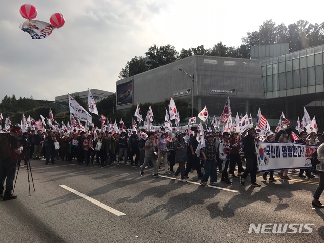 【서울=뉴시스】이지은 수습기자 = 5일 서울 서초구 서초경찰서 인근에서 우리공화당이 제148차 태극기집회를 연 뒤 가톨릭대학교서울성모병원으로 행진하고 있다. 2019.10.05. eun@newsis.com 