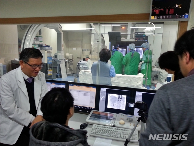 【익산=뉴시스】 =수술 과정에 대한 의견 나누는 윤권하 원광대학교병원 병원장과 병원 관계자. (사진 =원광대학교병원 제공) photo@newsis.com