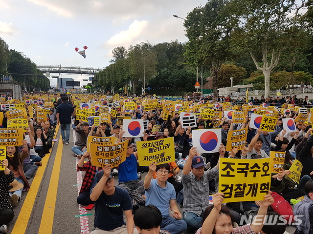 【서울=뉴시스】류인선 수습기자 = 5일 오후 서울 서초동 일대에서 열리는 '제8차 사법적폐 청산을 위한 검찰개혁 촛불문화제'에 참가한 시민들이 검찰 규탄 피켓과 함께 '태극피켓'을 들고 있다. 2019.10.05. ryu@newsis.com