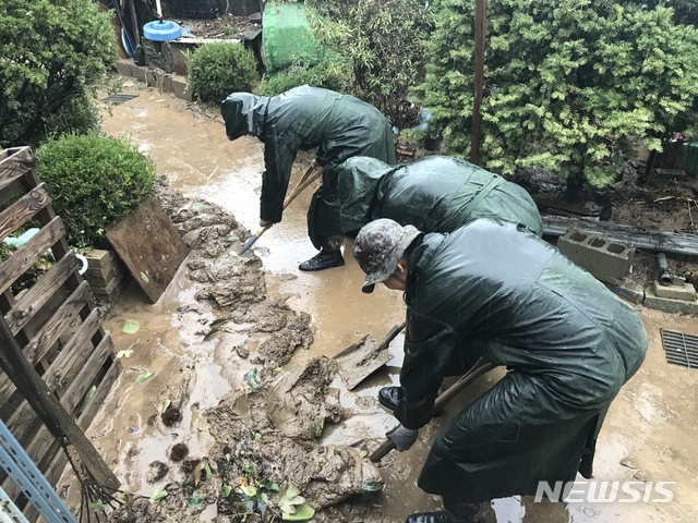 【동해=뉴시스】한윤식 기자 = 5일 오후 육군 제23보병사단 동천연대 장병들이 태풍 '미탁'으로 피해를 입은 강원 동해시 효가동의 골목길에서 나온 토사를 파내고 있다. 2019.10.05. (사진=육군 23사단 제공)nssysh@newsis.com  