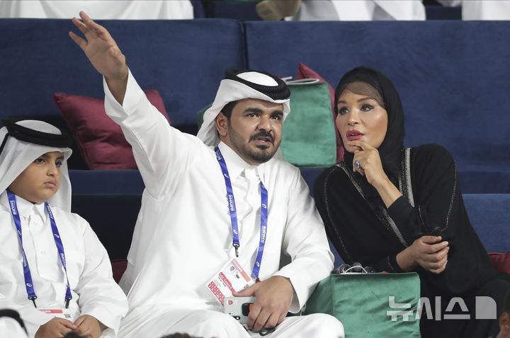 [도하=AP/뉴시스] 2019년 세계육상선수권대회 당시 셰이크 조안 빈 하마드 알 타니 카타르올림픽위원회 위원장(사진 가운데)과 그의 어머니. 2019.10.04