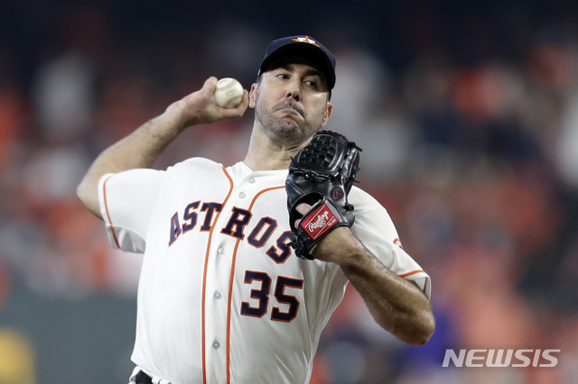 【휴스턴=AP/뉴시스】 휴스턴 애스트로스의 저스틴 벌랜더가 5일(한국시간) 미국 텍사스주 휴스턴의 미닛 메이드 파크에서 열린 탬파베이 레이스와의 2019 메이저리그(MLB) 아메리칸리그 디비전시리즈(ALDS) 1차전에 선발 등판해 역투하고 있다. 2019.10.05