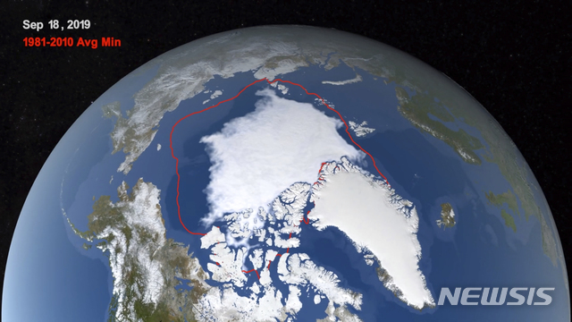 [앵커리지( 미 알래스카주)= AP/뉴시스] 미 항공우주국(NASA)가 제공한 2019년 9월 18일 북극해의 얼음층 항공사진.  최근 해수면 온도 상승등 기후변화의 영향으로 북극해의 얼음층이 녹고 있는데다 11월초인데도 결빙이 늦어져 생태계 파괴가 우려되고 있다고 전문가들은 말하고 있다.   