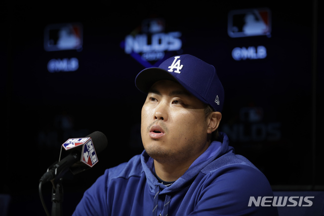 【로스앤젤레스=AP/뉴시스】LA 다저스 류현진이 4일(현지시간) 미 캘리포니아주 로스앤젤레스 다저스타디움에서 열리는 2019 MLB 포스트시즌 내셔널리그 디비전시리즈(NLDS) 워싱턴 내셔널스와의 2차전에 앞서 인터뷰를 하고 있다. 2019.10.05. 