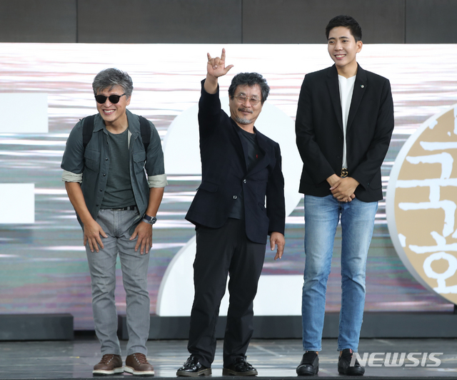 【부산=뉴시스】조수정 기자 = 영화 '강변호텔' 배우 권해효, 기주봉, 신석호가 5일 오후 부산 해운대구 우동 영화의전당에서 열린 제24회 부산국제영화제(BIFF) 야외무대인사에서 팬들에게 인사하고 있다. 2019.10.05.chocrystal@newsis.com