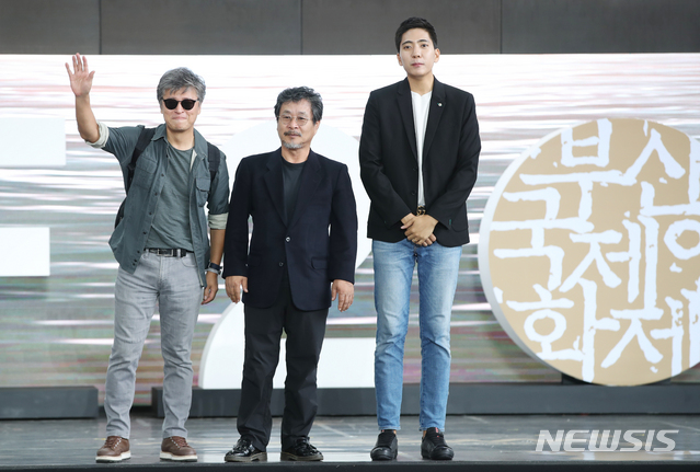【부산=뉴시스】조수정 기자 = 영화 '강변호텔' 배우 권해효, 기주봉, 신석호가 5일 오후 부산 해운대구 우동 영화의전당에서 열린 제24회 부산국제영화제(BIFF) 야외무대인사에서 팬들에게 인사하고 있다. 2019.10.05.chocrystal@newsis.com
