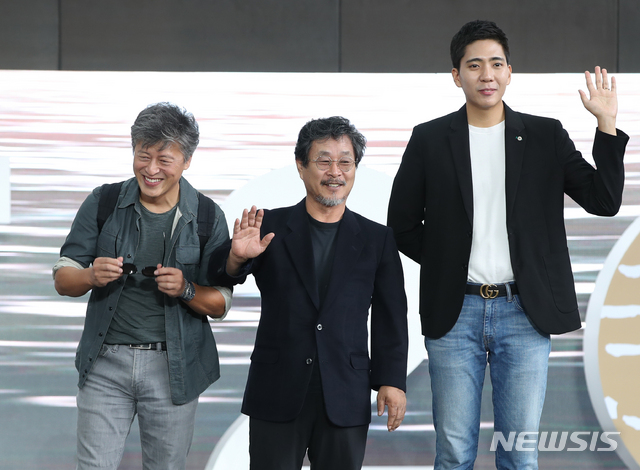 【부산=뉴시스】조수정 기자 = 영화 '강변호텔' 배우 권해효, 기주봉, 신석호가 5일 오후 부산 해운대구 우동 영화의전당에서 열린 제24회 부산국제영화제(BIFF) 야외무대인사에서 팬들에게 인사하고 있다. 2019.10.05.chocrystal@newsis.com