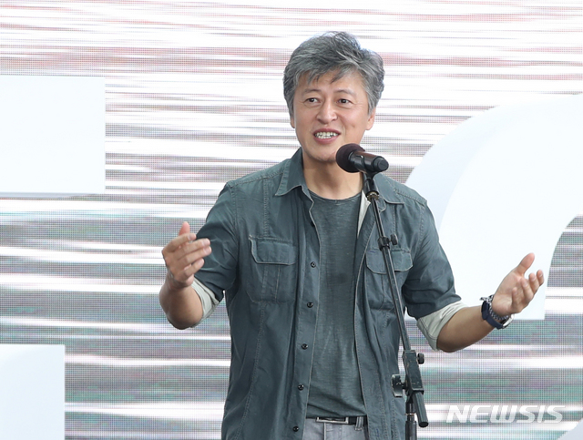 [부산=뉴시스] 조수정 기자 = 영화 '강변호텔' 배우 권해효가 2019년 10월5일 오후 부산 해운대구 우동 영화의전당에서 열린 제24회 부산국제영화제(BIFF) 야외무대인사에서 팬들에게 작품과 배역 설명을 하고 있다. 2023.12.12. chocrystal@newsis.com