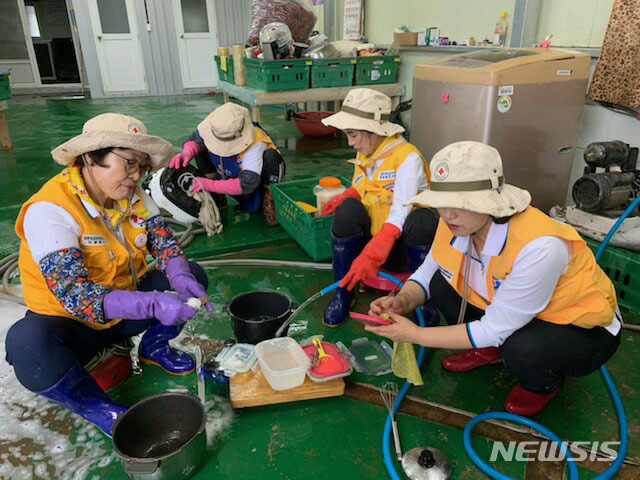 【서울=뉴시스】김진아 기자 = 5일 오전 경북 영덕에서 적십자 봉사원들이 태풍 침수 피해를 입은 가구의 가재도구를 세척하고 있다. 적십자 봉사원 500여 명은 태풍 피해를 입은 경북 영덕, 강원 삼척, 부산 사하구 등에서 이재민과 구호인력 대상 급식 지원, 긴급구호물품 지원, 복구활동, 이재민 재난심리회복상담 활동을 전개하고 있다. 2019.10.05. (사진=대한적십자사 제공) photo@newsis.com