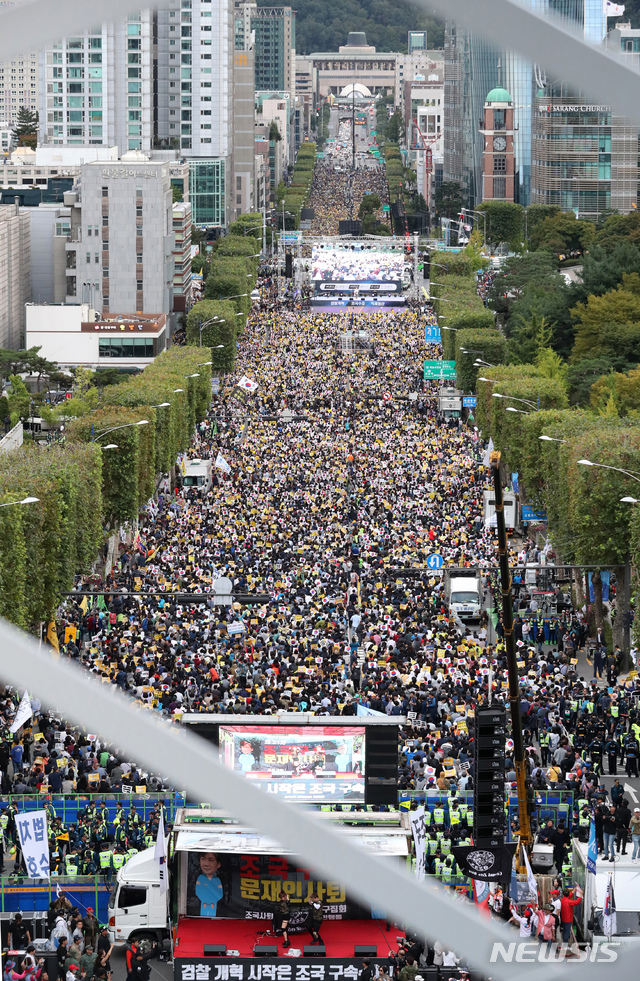 【서울=뉴시스】박진희 기자 = 5일 오후 서울 서초구 서울중앙지검 인근에서 사법적폐청산 범국민시민연대(범국민시민연대)의 '제8차 사법적폐 청산을 위한 검찰개혁 촛불문화제'에 앞서 사전집회가 열리고 있다. 2019.10.05.   pak7130@newsis.com