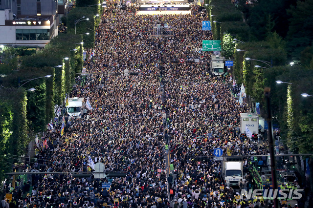 【서울=뉴시스】박진희 기자 = 5일 오후 서울 서초구 서울중앙지검 인근에서 사법적폐청산 범국민시민연대(범국민시민연대)의 '제8차 사법적폐 청산을 위한 검찰개혁 촛불문화제'가 열리고 있다. 2019.10.05.  pak7130@newsis.com