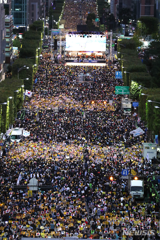 【서울=뉴시스】박진희 기자 = 5일 오후 서울 서초구 서울중앙지검 인근에서 사법적폐청산 범국민시민연대(범국민시민연대)의 '제8차 사법적폐 청산을 위한 검찰개혁 촛불문화제'가 열리고 있다. 2019.10.05.   pak7130@newsis.com