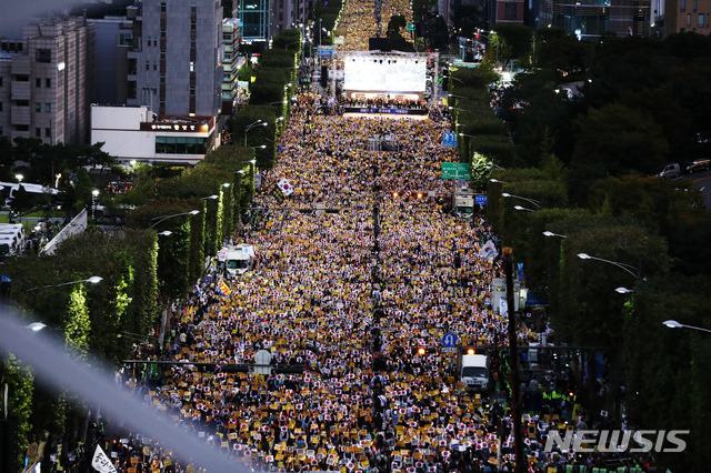 【서울=뉴시스】박진희 기자 = 사법적폐청산 범국민시민연대(범국민시민연대)가 5일 오후 서울 서초구 서울중앙지검 인근에서 '제8차 사법적폐 청산을 위한 검찰개혁 촛불문화제'가 열리고 있다. 2019.10.05.&nbsp; pak7130@newsis.com'제8차 사법적폐 청산을 위한 검찰개혁 촛불문화제' 【서울=뉴시스】박진희 기자 = 사법적폐청산 범국민시민연대(범국민시민연대)가 5일 오후 서울 서초구 서울중앙지검 인근에서 '제8차 사법적폐 청산을 위한 검찰개혁 촛불문화제' 집회를 열고 있다. 2019.10.05.&nbsp; pak7130@newsis.com