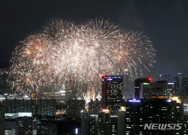 [서울=뉴시스]5일 서울 여의도 한강공원에서 열린 '서울세계불꽃축제 2019'에서 화려한 불꽃이 가을 하늘을 수놓고 있다. 2019.10.05. (사진=뉴시스 DB) 