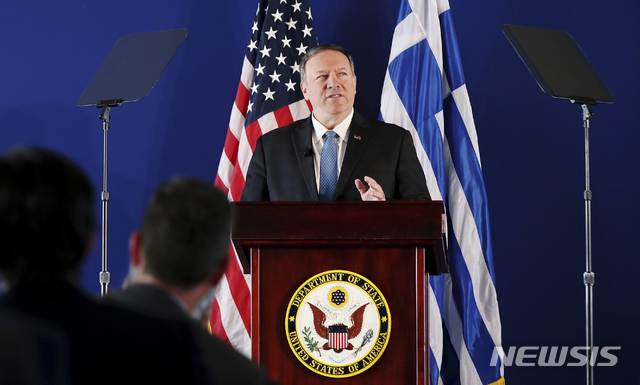【아테네=AP/뉴시스】 5일(현지시간) 그리스 아테네에서 마이크 폼페이오 미국 국무장관이 기자회견을 열고 있다. 유럽을 순방 중인 그는 이날 회견에서 마이크 폼페이오 미국 국무장관이 도널드 트럼프 대통령의 '우크라이나 스캔들'과 이어진 탄핵조사가 "명백히 정지척"이라며 비난했다. 2019.10.5. 
