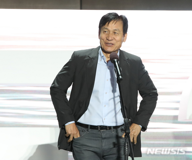 【부산=뉴시스】조수정 기자 = 영화 '종이꽃' 배우 안성기가 5일 오후 부산 해운대구 우동 영화의전당에서 열린 제24회 부산국제영화제(BIFF) 야외무대인사에서 관객에게 인사하고 있다. 2019.10.31.chocrystal@newsis.com