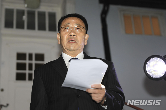  【스톡홀름=AP/뉴시스】북미 실무협상 북측 수석대표 김명길 외무성 순회대사가 5일(현지시간) 스웨덴 스톡홀름의 북한 대사관 앞에서 성명서를 낭독하고 있다.&nbsp; 김명길 대사는 성명을 통해 “미국과의 협상이 우리 기대에 부응하지 못하고 결렬돼 매우 불쾌하다”라며 “미국이 구태의연한 입장과 태도를 버리지 못했기 때문“이라고 주장했다. 반면 모건 오테이거스 미 국무부 대변인은 "북한 실무진과 좋은 논의를 했다"면서 2주 이내에 북미 간 실무협상을 재개하는 내용의 스웨덴 측 초청을 수락했으며 북측에도 이를 제안했다고 밝혔다. 2019.10.06. 