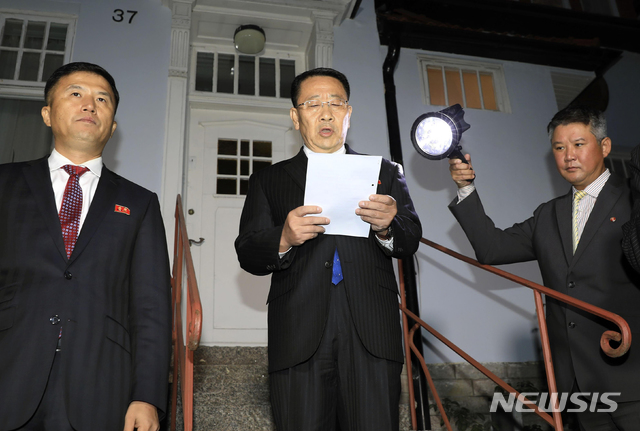  【스톡홀름=AP/뉴시스】북미 실무협상 북측 수석대표 김명길(가운데) 외무성 순회대사가 5일(현지시간) 스웨덴 스톡홀름의 북한 대사관 앞에서 성명서를 낭독하고 있다.&nbsp;&nbsp; 김명길 대사는 성명을 통해 “미국과의 협상이 우리 기대에 부응하지 못하고 결렬돼 매우 불쾌하다”라며 “미국이 구태의연한 입장과 태도를 버리지 못했기 때문“이라고 주장했다. 반면 모건 오테이거스 미 국무부 대변인은 "북한 실무진과 좋은 논의를 했다"면서 2주 이내에 북미 간 실무협상을 재개하는 내용의 스웨덴 측 초청을 수락했으며 북측에도 이를 제안했다고 밝혔다. 2019.10.06. 