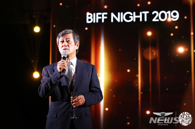 【서울=뉴시스】배훈식 기자 = 지난 4일 오후 부산 수영구 복합문화공간 F1963에서 열린 BIFF NIGHT에 참석한 부산국제영화제 이용관 이사장이 축사를 하고 있다. 2019.10.06.(사진=제네시스 제공) photo@newsis.com