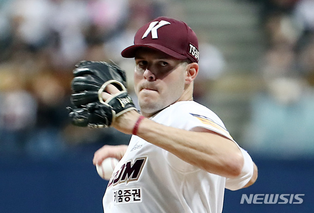 【서울=뉴시스】이영환 기자 = 6일 오후 서울 구로구 고척스카이돔에서 열린 2019 KBO 포스트시즌 준플레이오프 키움 히어로즈 대 LG 트윈스의 1차전 경기, 1회초 키움 브리검이 공을 던지고 있다. 2019.10.06. 20hwan@newsis.com