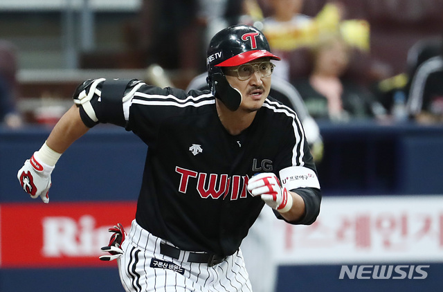 【서울=뉴시스】이영환 기자 = 6일 오후 서울 구로구 고척스카이돔에서 열린 2019 KBO 포스트시즌 준플레이오프 키움 히어로즈 대 LG 트윈스의 1차전 경기, 7회초 대타로 나온 LG 박용택이 안타를 날린 후 베이스를 향해 달리고 있다.2019.10.06. 20hwan@newsis.com