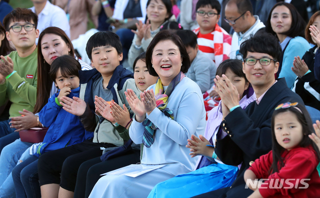 【부산=뉴시스】전신 기자 = 김정숙 여사가 6일 부산 영도구 국립해양박물관에서 열린 '세상모든가족, 함께' 바다나들이 행사에 참석, 로버트 켈리 부산대학교 교수 다문화가족 이야기에 박수치고 있다. 2019.10.06. photo1006@newsis.com