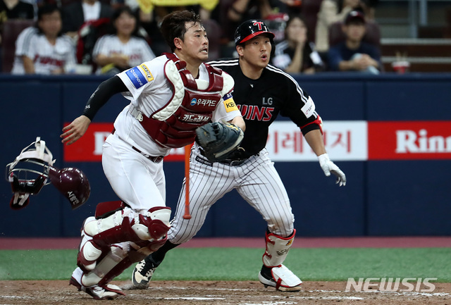 【서울=뉴시스】이영환 기자 = 6일 오후 서울 구로구 고척스카이돔에서 열린 2019 KBO 포스트시즌 준플레이오프 키움 히어로즈 대 LG 트윈스의 1차전 경기, 8회초 1사 1루에서 LG 유강남의 번트 타구를 잡기위해 키움 포수 이지영이 달려나가고 있다. 2019.10.06. 20hwan@newsis.com
