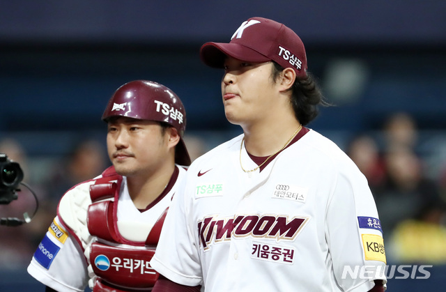 【서울=뉴시스】이영환 기자 = 6일 오후 서울 구로구 고척스카이돔에서 열린 2019 KBO 포스트시즌 준플레이오프 키움 히어로즈 대 LG 트윈스의 1차전 경기, 7회초 브리검에 이어 마운드에 오른 키움 조상우가 수비를 마치고 덕아웃으로 들어서고 있다. 2019.10.06. 20hwan@newsis.com