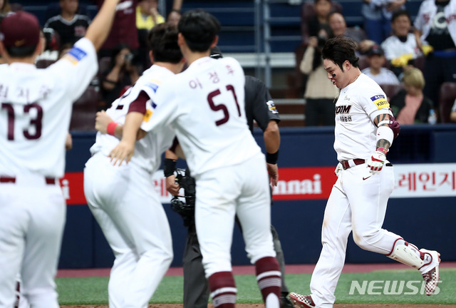 【서울=뉴시스】이영환 기자 = 6일 오후 서울 구로구 고척스카이돔에서 열린 2019 KBO 포스트시즌 준플레이오프 키움 히어로즈 대 LG 트윈스의 1차전 경기, 9회말 키움 선두타자 박병호가 끝내기 홈런을 날린 후 홈으로 들어오고 있다. 2019.10.06.   20hwan@newsis.com