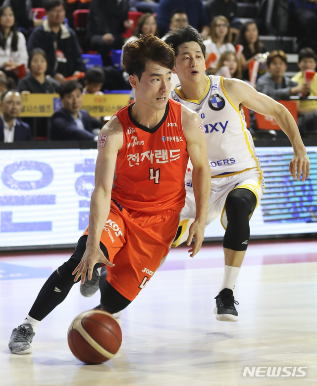 【인천=뉴시스】최진석 기자 = 6일 오후 인천 삼산월드체육관에서 열린 2019-2020 KBL 프로농구 인천 전자랜드와 서울 삼성의 경기. 전자랜드 김낙현이 돌파를 시도하고 있다. 2019.10.06.myjs@newsis.com