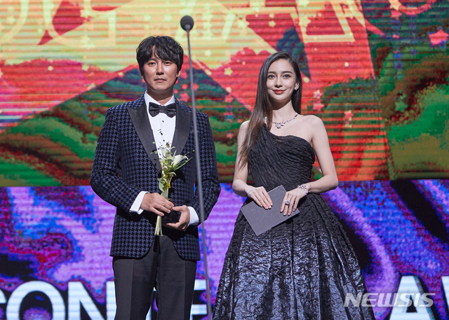 【서울=뉴시스】남정현=배우 김남길이 6일 아시아콘텐츠어워즈에서 남자배우상을 수상했다. (사진=부산국제영화제 제공) 2019.10.07 nam_jh@newsis.com