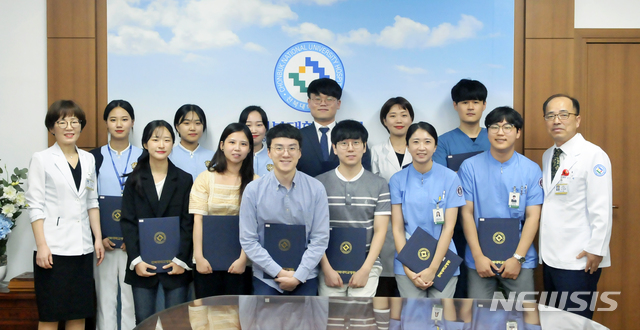 【전주=뉴시스】윤난슬 기자 = 전북대학교병원은 의료계를 이끌어갈 훌륭한 의료인 양성을 위해 전북대학교 의·치대학 및 간호대학생 12명에게 장학금을 지급했다고 7일 밝혔다.2019.10.07.(사진=전북대병원 제공) photo@newsis.com&nbsp; 