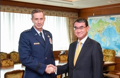 【서울=뉴시스】고노 다로 일본 방위상(오른쪽)이 7일 방위성에서 케빈 슈나이더 주일 미군 사령관과 회담했다. 사진은 고노 다로 공식 트위터(@konotarogomame) 갈무리. 2019.10.7