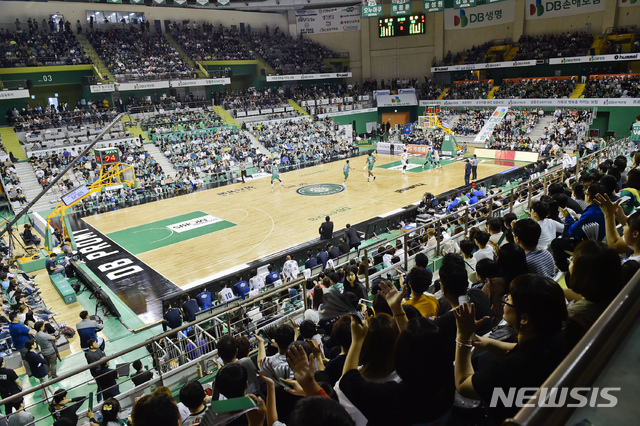 【원주=뉴시스】권순명 기자 = 원주 DB는 6일 강원 원주종합체육관에서 열리는 전주 KCC와 2019~2020 현대모비스 프로농구 홈 개막전을 펼치고 있다.2019.10.06.gsm@newsis.com 