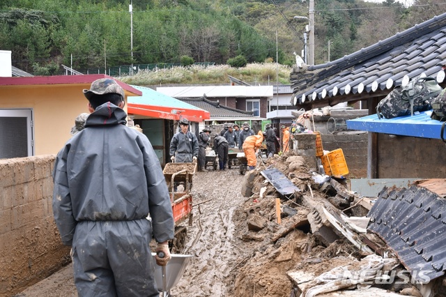 【삼척=뉴시스】김태식 기자 = 7일 태풍 ‘미탁’의 영향으로 큰 피해를 본 강원 삼척시 근덕면 초곡리에서 군장병과 공무원, 자원봉사자들이 수해복구에 한창이다.2019.10.07.(사진=삼척시청 제공) photo＠newsis.com