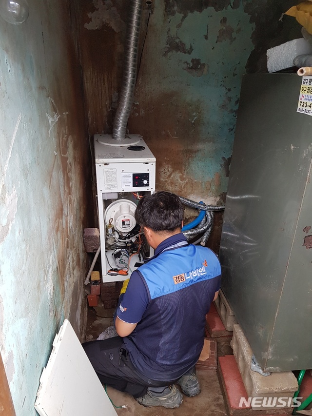 【서울=뉴시스】경동나비엔 서비스 엔지니어가 수해피해를 입은 주민을 지원하기 위해 복구 서비스를 진행하고 있다. 2019.10.07 (사진=경동나비엔 제공)