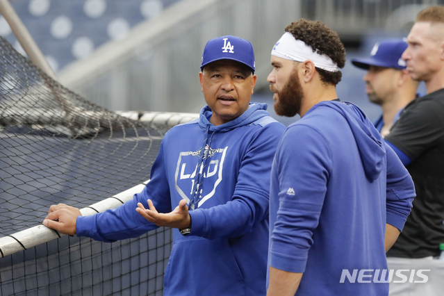 【워싱턴(미국)=AP/뉴시스】데이브 로버츠(왼쪽) LA 다저스 감독과 포수 러셀 마틴이 7일(한국시간) 내셔널리그 디비전시리즈 3차전을 앞두고 훈련 중 이야기를 나누고 있다. 