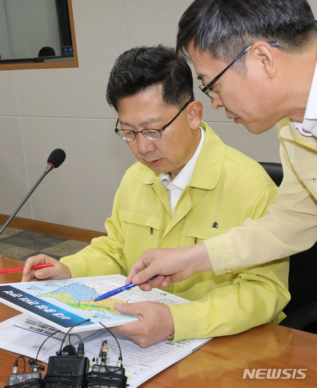 【세종=뉴시스】강종민 기자 = 김현수 농림축산식품부 장관이 7일 오전 정부세종청사 아프리카돼지열병(ASF) 방역 상황실에서 열린 상황점검회의에서 박병홍 식품산업정책실장과 대화하고 있다. 2019.10.07.&nbsp; ppkjm@newsis.com