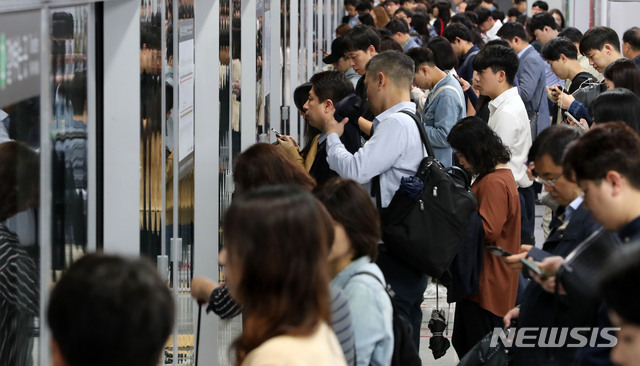【서울=뉴시스】박주성 기자 = 서울지하철 9호선 2·3단계(언주~중앙보훈병원) 구간을 운영하는 서울교통공사 9호선운영부문 노동조합이 7일 오전 5시부터 9일까지 사흘 간 파업에 들어갔다. 민주노총 공공운수노조 소속인 노조 측은 “사측과 최종 본교섭이 결렬돼 오늘부터 파업에 들어간다”고 밝혔습니다. 노조는 인력 충원과 호봉제 도입 등을 사측에 요구했다. 서울시와 서울교통공사는 비조합원과 불참자 등 대체인력을 투입해 평소와 동일하게 열차를 운행해서 열차 지연 등 시민 불편을 최소화하겠다고 밝혔다. 사진은 7일 오전 2호선과 9호선 환승역인 종합운동장역에서 시민들이 9호선 김포공항 방향으로 지하철을 기다리는 모습. 2019.10.07. park7691@newsis.com