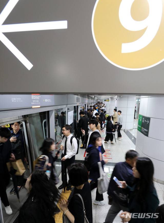 【서울=뉴시스】박주성 기자 = 서울지하철 9호선 2·3단계(언주~중앙보훈병원) 구간을 운영하는 서울교통공사 9호선운영부문 노동조합이 7일 오전 5시부터 9일까지 사흘 간 파업에 들어갔다. 민주노총 공공운수노조 소속인 노조 측은 “사측과 최종 본교섭이 결렬돼 오늘부터 파업에 들어간다”고 밝혔습니다. 노조는 인력 충원과 호봉제 도입 등을 사측에 요구했다. 서울시와 서울교통공사는 비조합원과 불참자 등 대체인력을 투입해 평소와 동일하게 열차를 운행해서 열차 지연 등 시민 불편을 최소화하겠다고 밝혔다. 사진은 7일 오전 2호선과 9호선 환승역인 종합운동장역에서 시민들이 9호선 김포공항 방향으로 지하철을 타고 내리는 모습. 2019.10.07. park7691@newsis.com