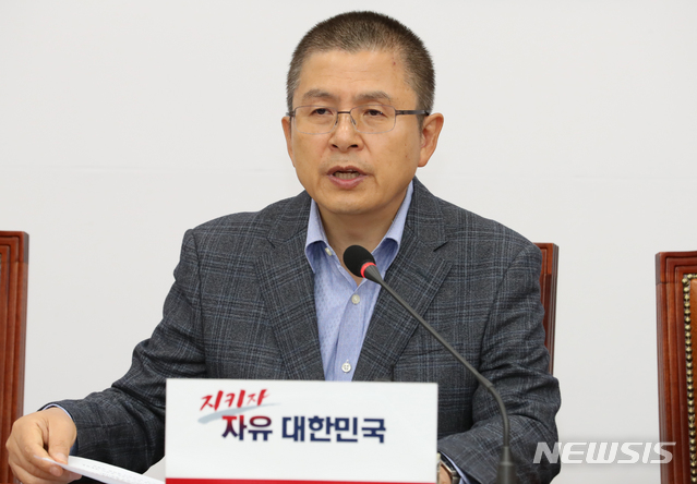 【서울=뉴시스】김명원 기자 = 7일 오전 서울 여의도 국회 자유한국당 회의실에서 열린 최고위원회의에서 황교안 대표가 현안 관련 모두발언을 하고 있다. 2019.10.07. kmx1105@newsis.com