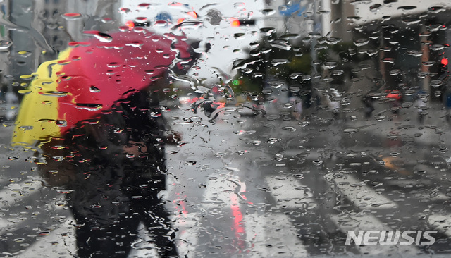 【수원=뉴시스】 김종택 기자 = 수도권을 비롯한 전국에 가을비가 내린 7일 오전 경기도 수원시 영통구 매탄동에서 출근길 시민들이 발걸음을 재촉하고 있다. 2019.10.07. semail3778@naver.com