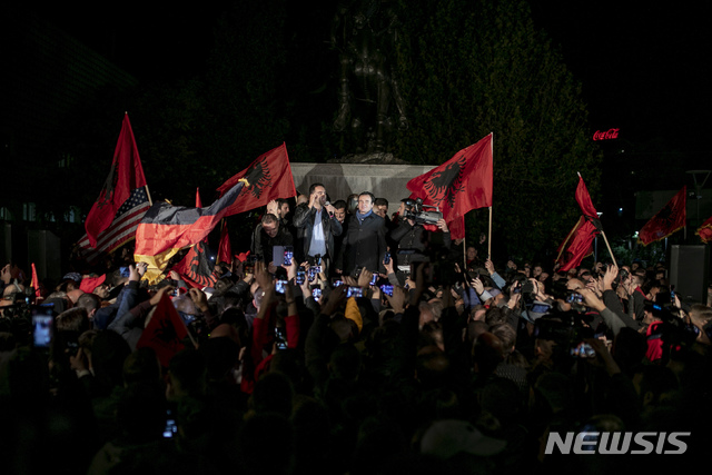 【프리슈티나(코소보)=AP/뉴시스】6일 치러진 코소보 조기총선에서 승리가 확실시되는 좌파 성향 야당 자결당(LVV)의 알빈 쿠르티 지도자(가운데 오른쪽)가 7일 환호하는 지지자들에게 인사하고 있다. 쿠르티가 최대당 지도자로 총리직을 맡는 연정이 구성될 것으로 예상되지만 세르비아에 대한 그의 강경 입장으로 관계 정상화 협상이 어려움을 겪을 것이란 우려가 제기되고 있다. 2019.10.7